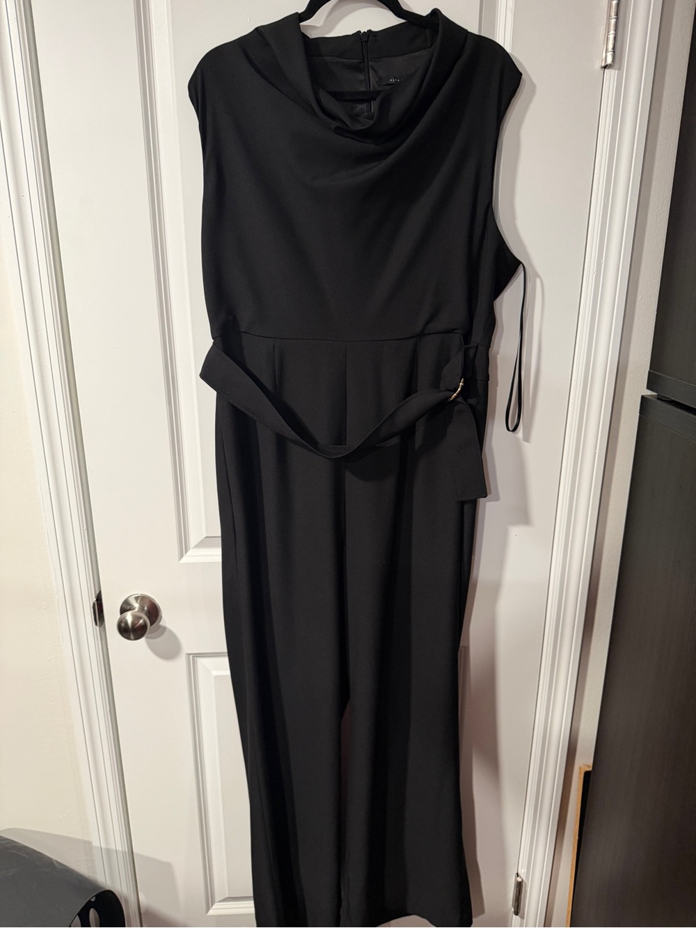 Chic Black Sleeveless Jumpsuit with Waist Tie